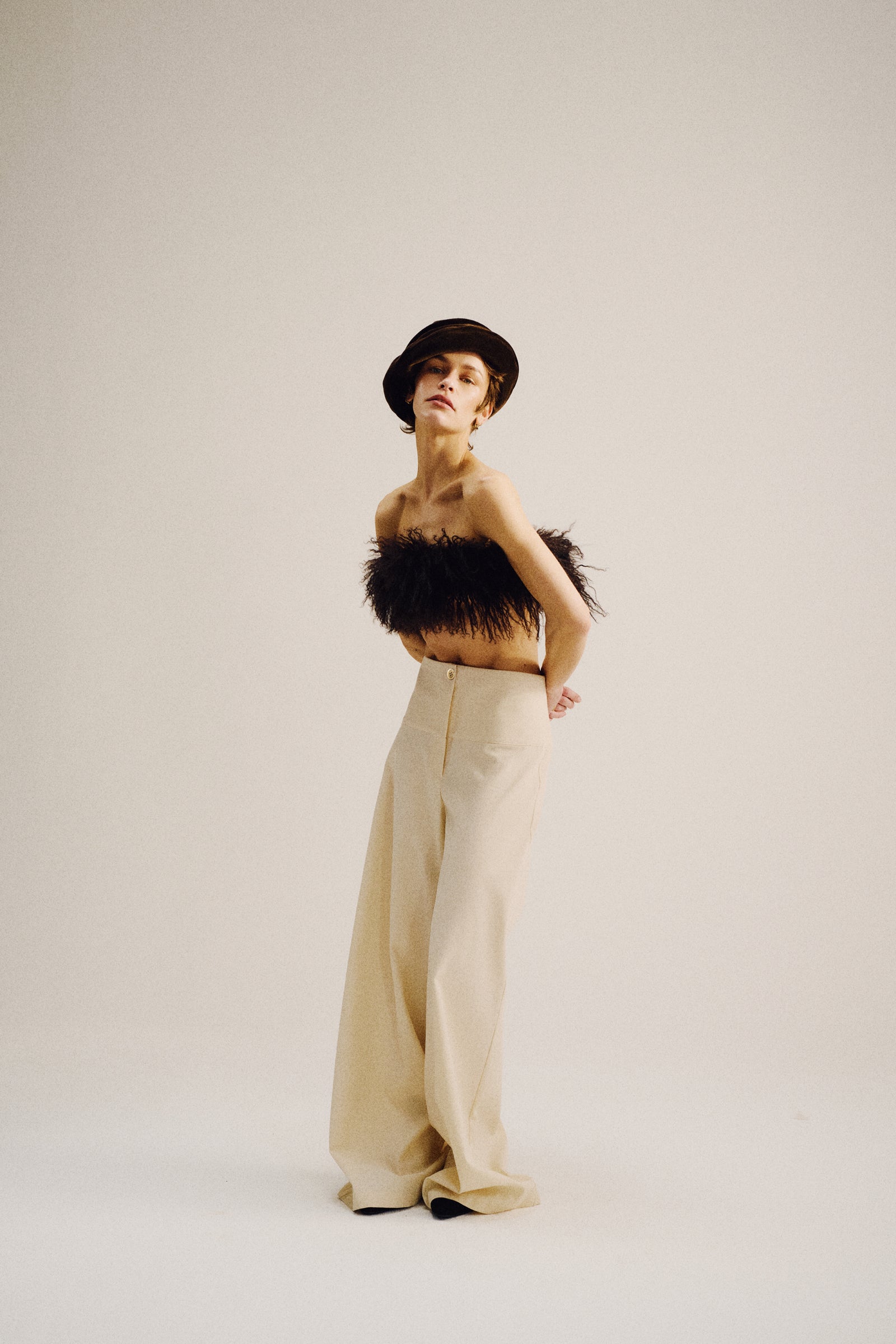 MILES-HOSE IN OFF-WHITE